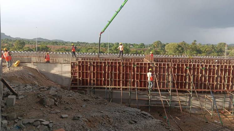 Retaining wall formwork and concrete pour