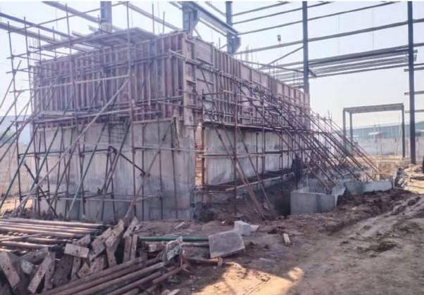 Holding furnace structure under construction